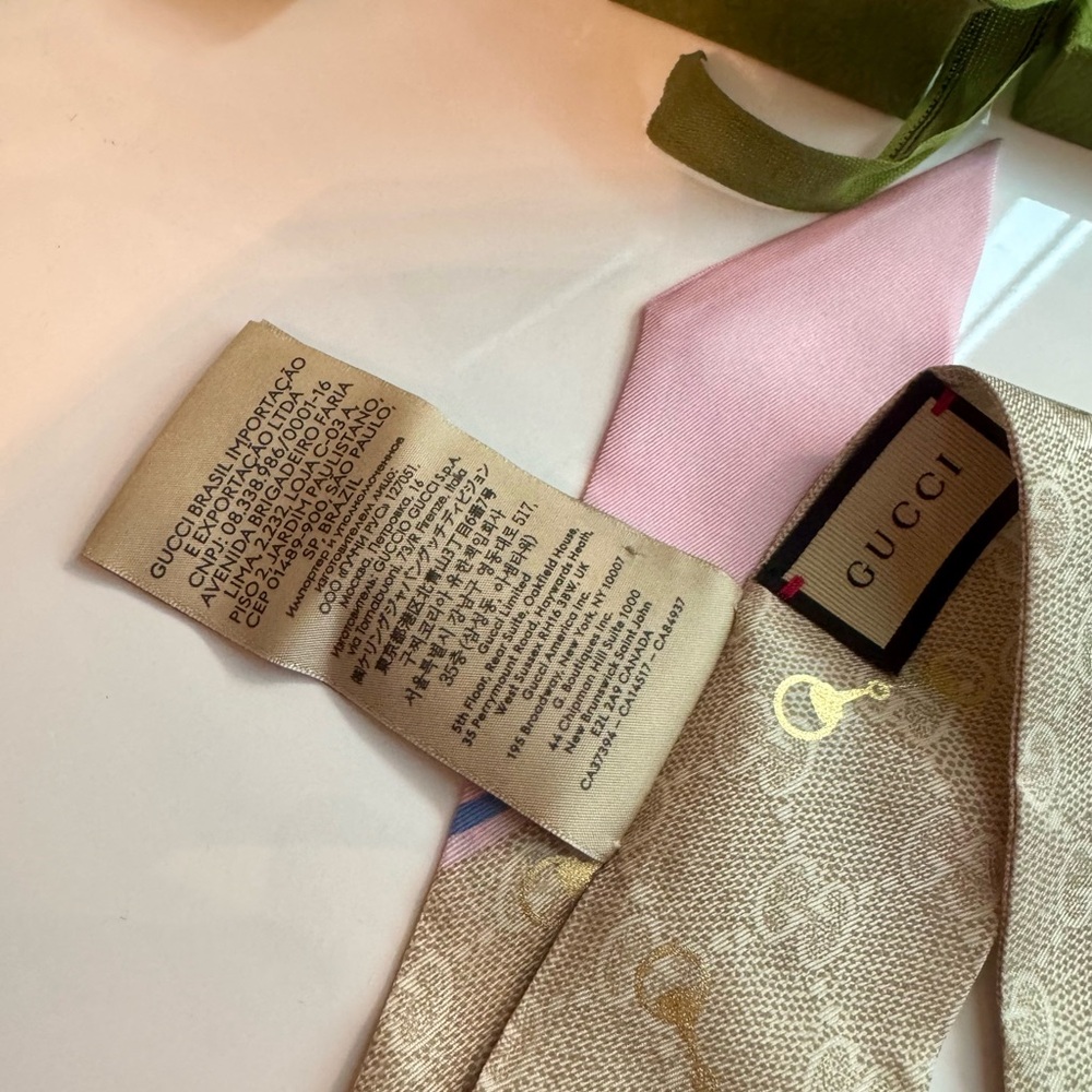 ✨ NWT Auth Gucci Pink and Beige Silk Horsebity Scarf ✨ - Picture 6 of 8